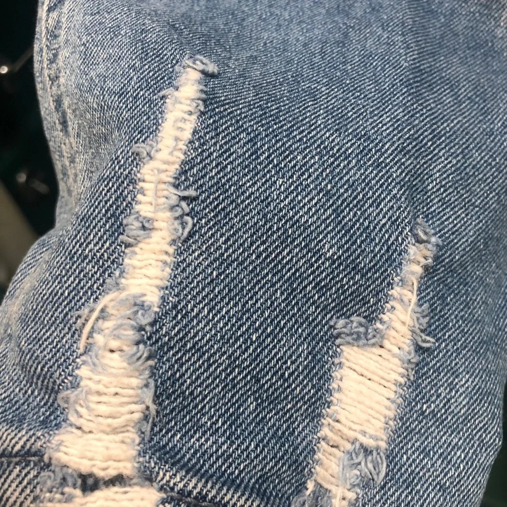 HOLLISTER HIGH RISE DISTRESSED MOM JEANS - Picture 7 of 8